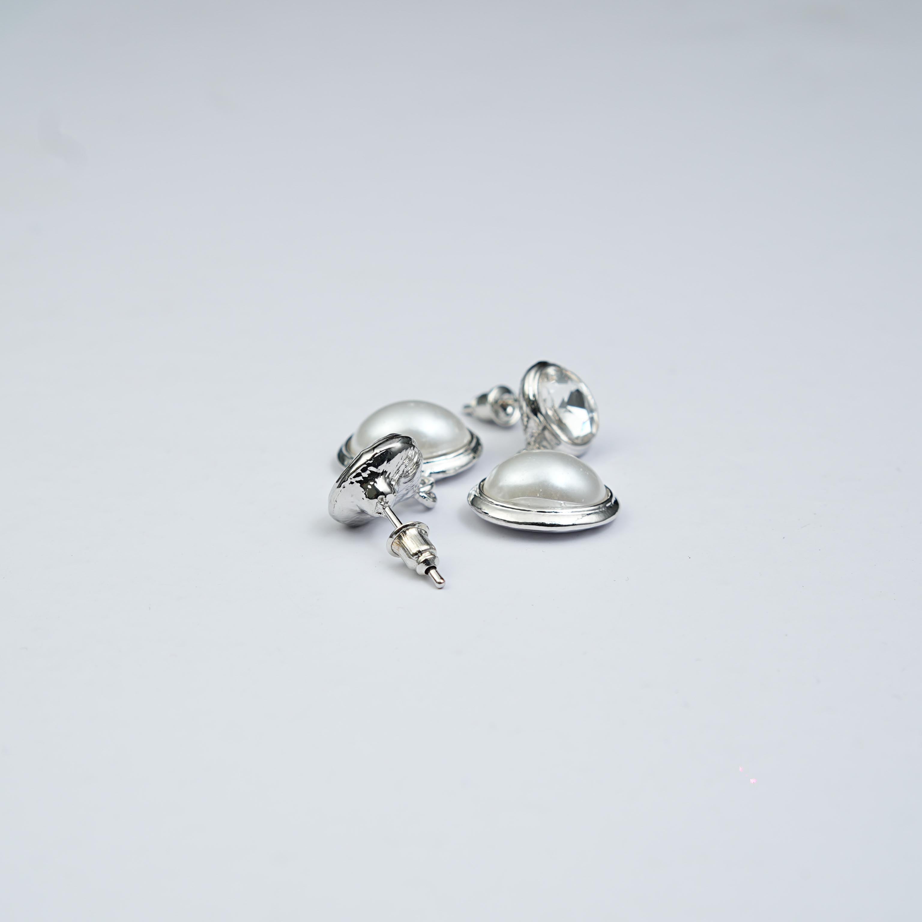 Lustre pearl Stud earrings