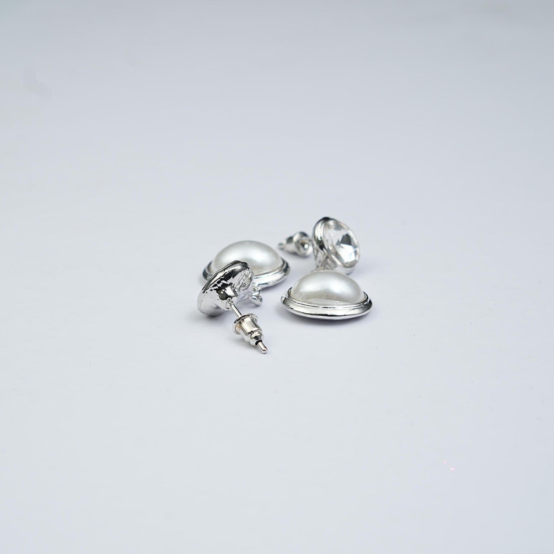 Lustre pearl Stud earrings