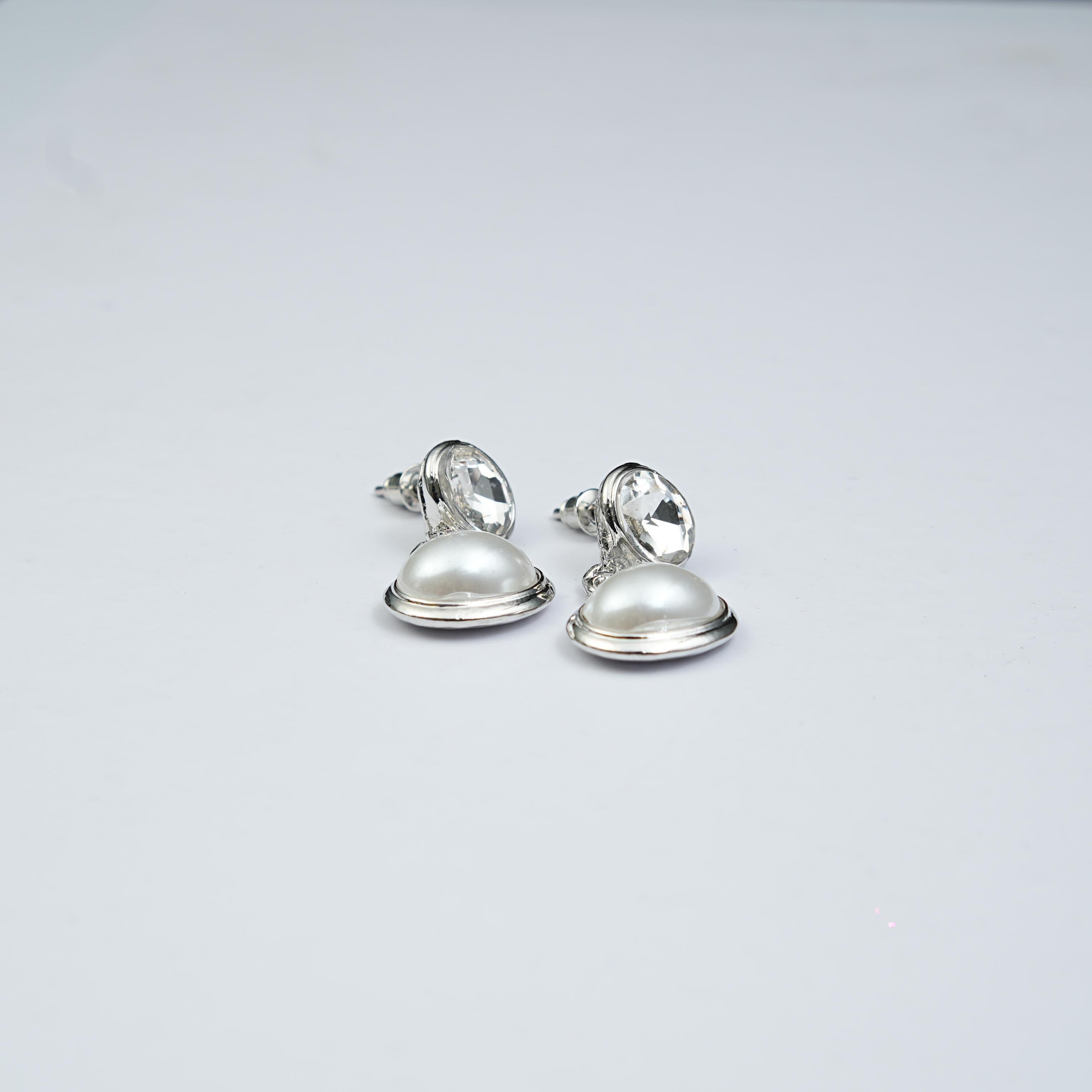 Lustre pearl Stud earrings