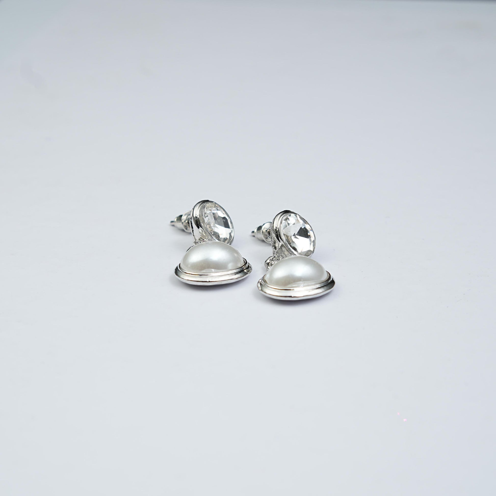 Lustre pearl Stud earrings