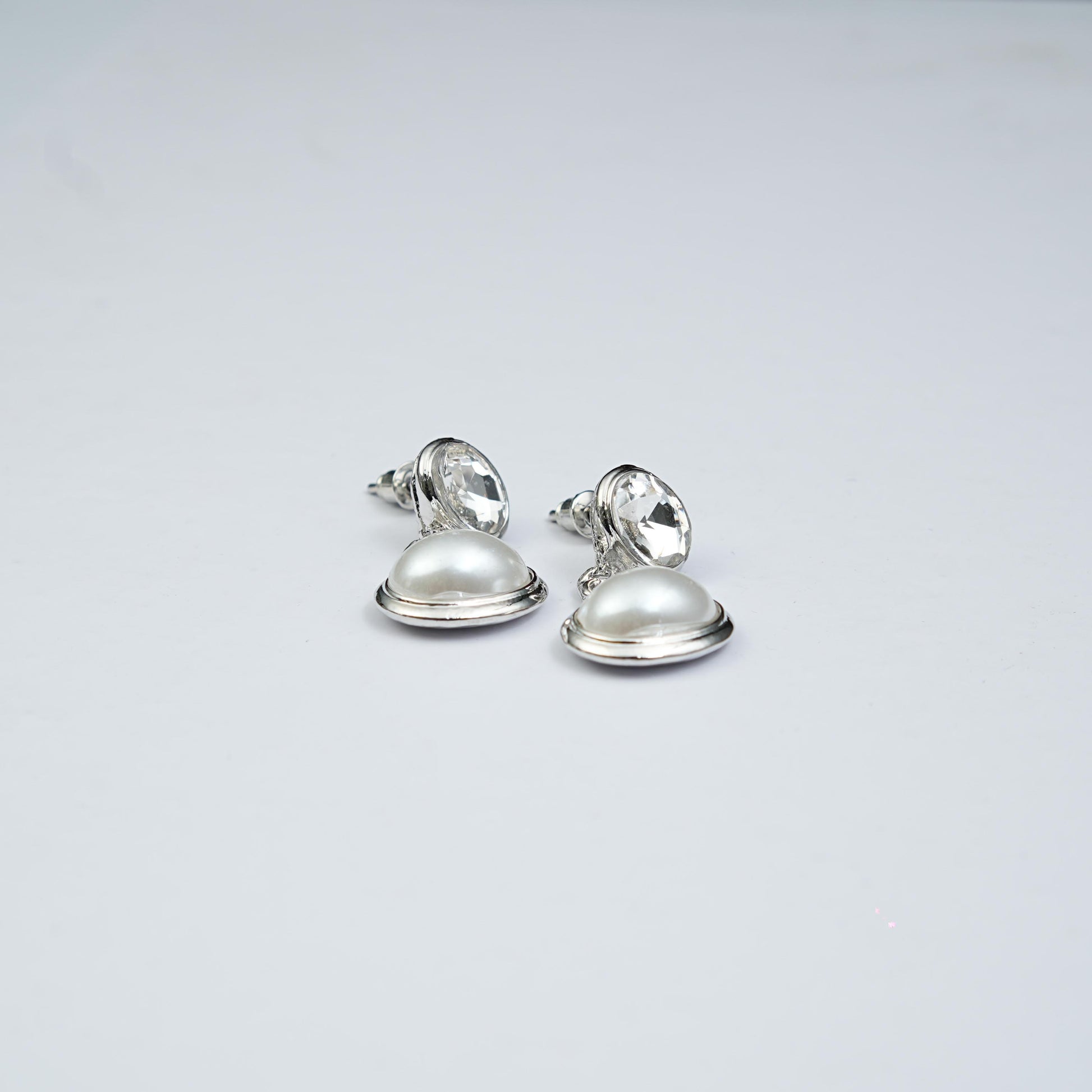 Lustre pearl Stud earrings