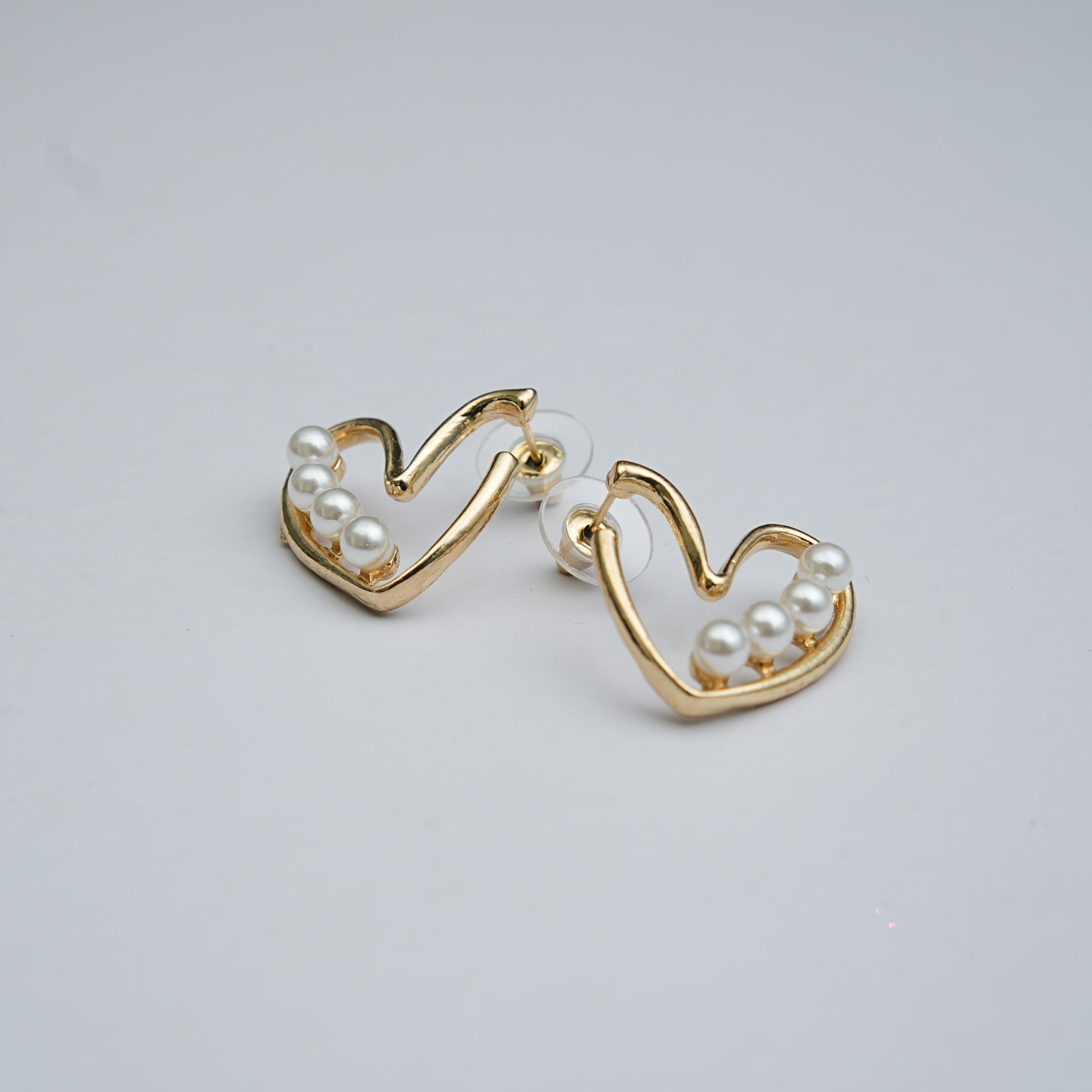 Lustre pearl Heart Stud earrings