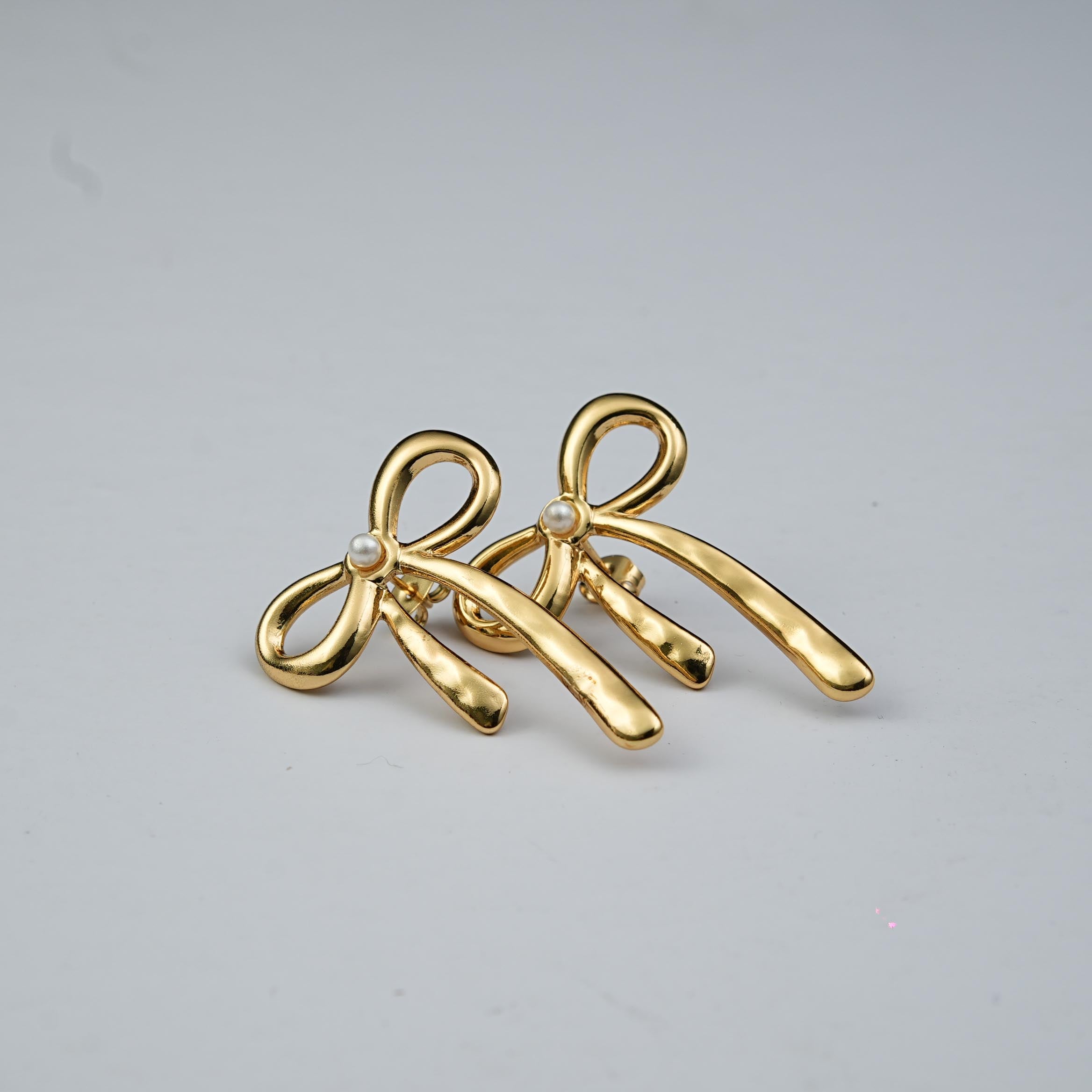 Lustre Bow Timeless earrings