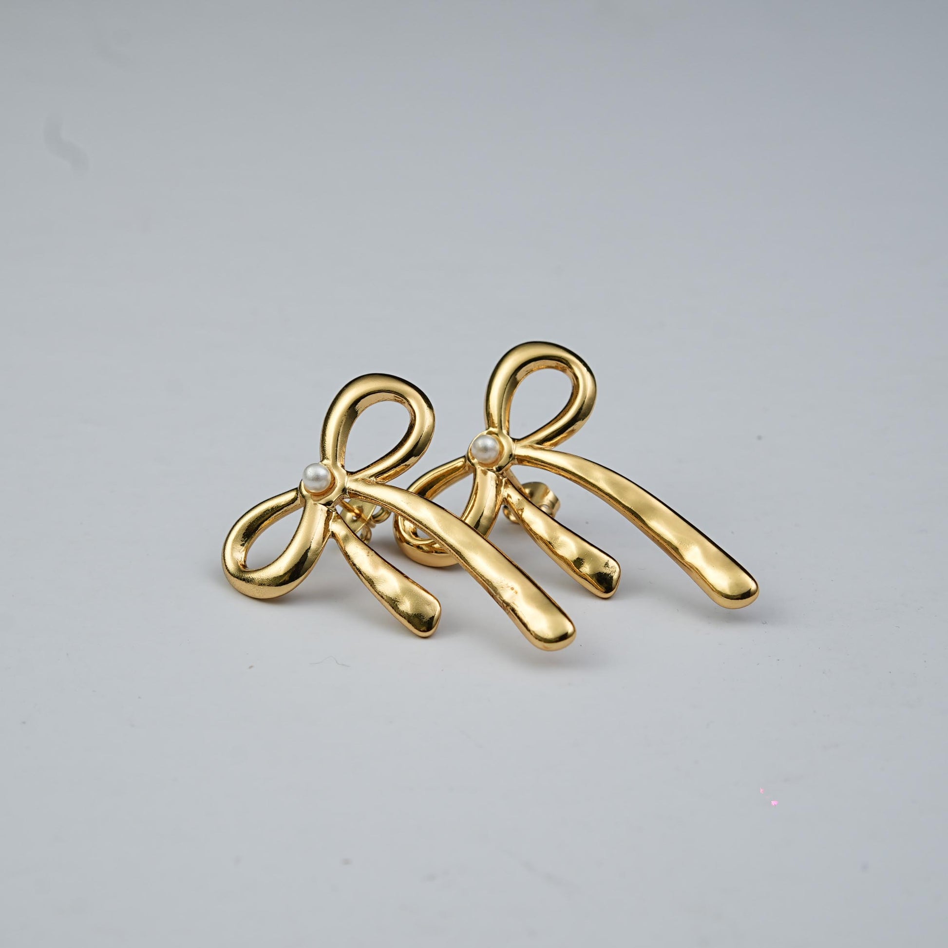 Lustre Bow Timeless earrings