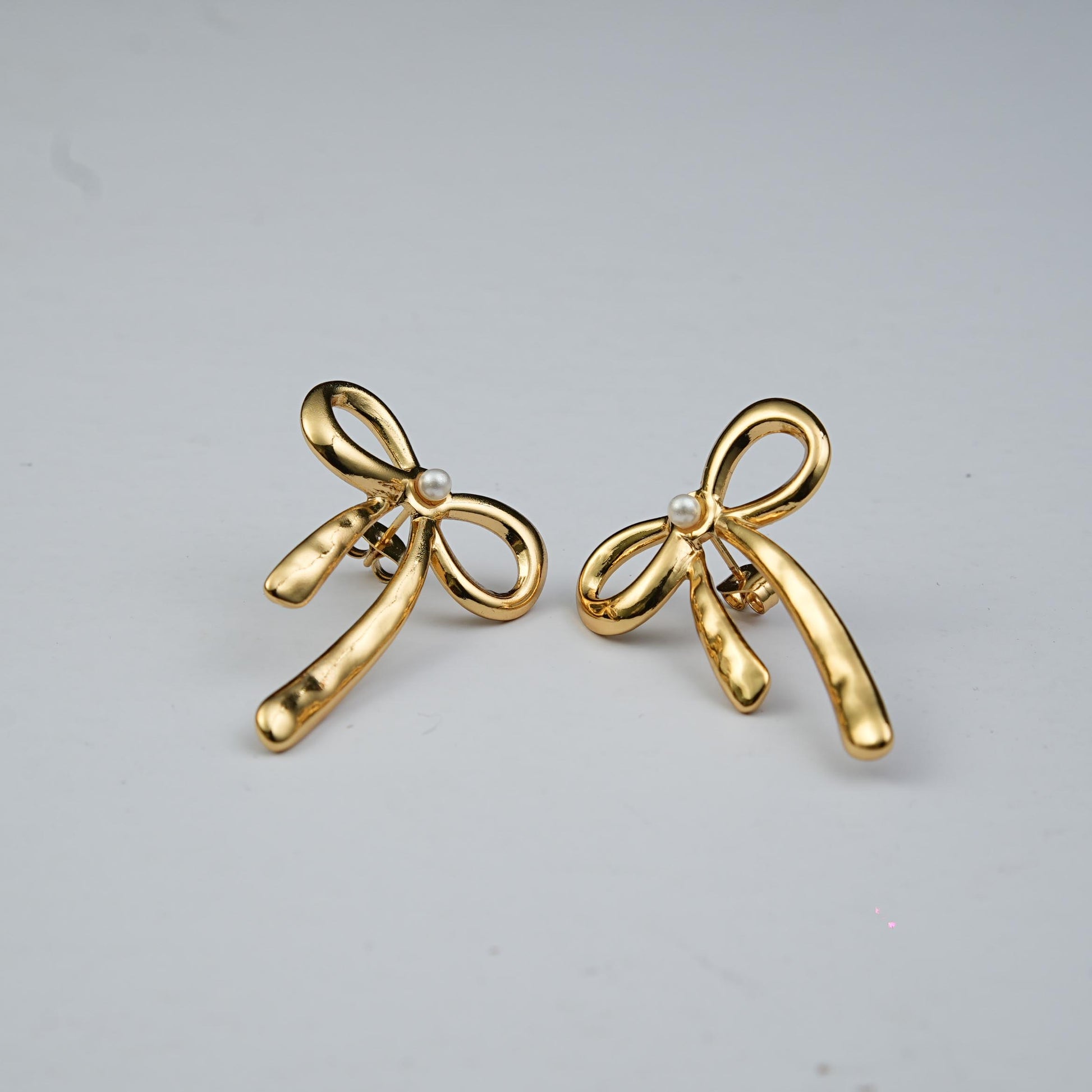 Lustre Bow Timeless earrings